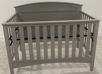 Crib And Changing Table With Drawers 