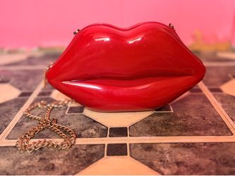 Red lip chain purse