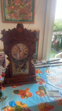 Laurel Vintage Mantel Clock