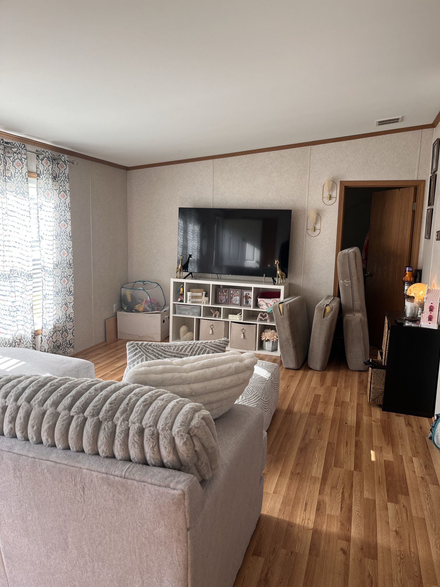 TV / STORAGE - MOVING SALE