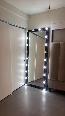Diva mirror