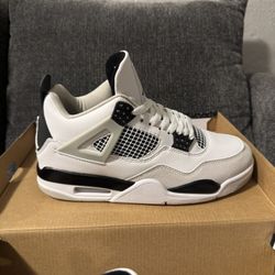 Air Jordan 4 Retro ( Size 9)
