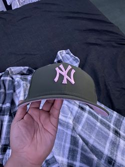 New Era Exclusive New York Yankees 7 1/8 Olive Pink Martini
