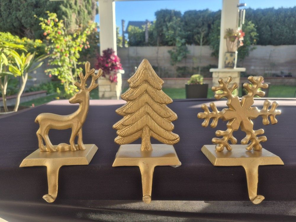 3 Stocking Holders