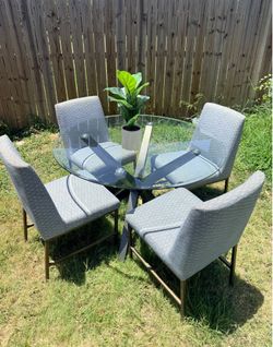 Se vende juego de comedor de Mesa redonda de vidrio de 4 sillas usado en buenas condiciones por $270