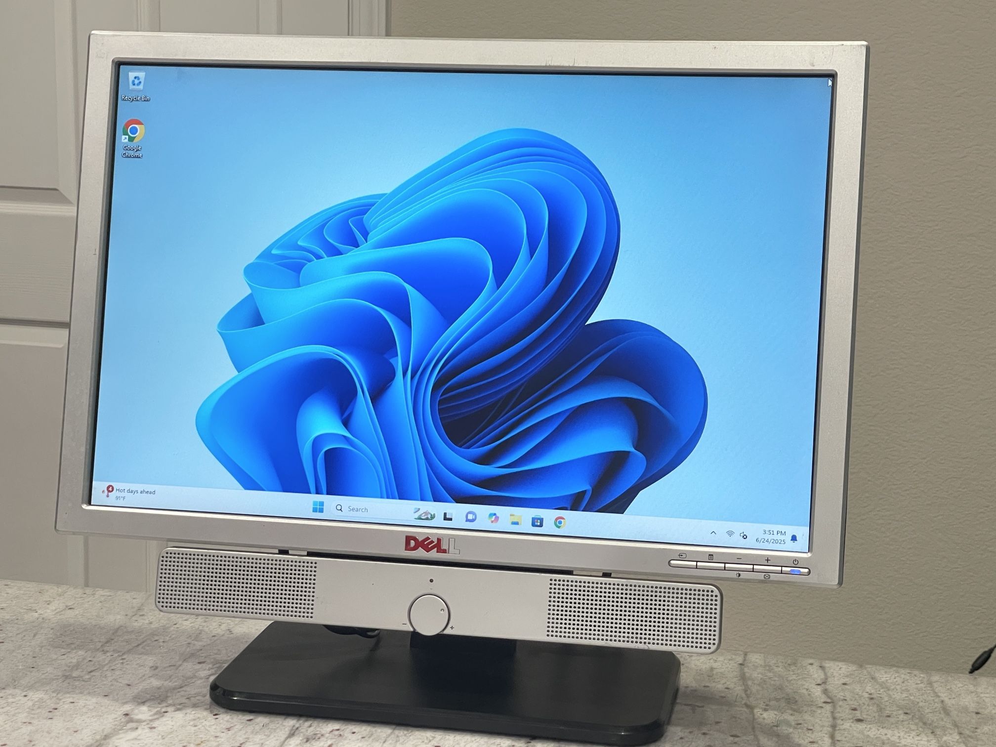 Dell Computer Monitor With Stereo Speakers