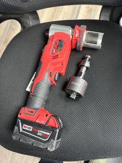 Milwaukee 2677-20- M18 Force Logic 6T Knockout Tool with One XC5.0 Battery Only