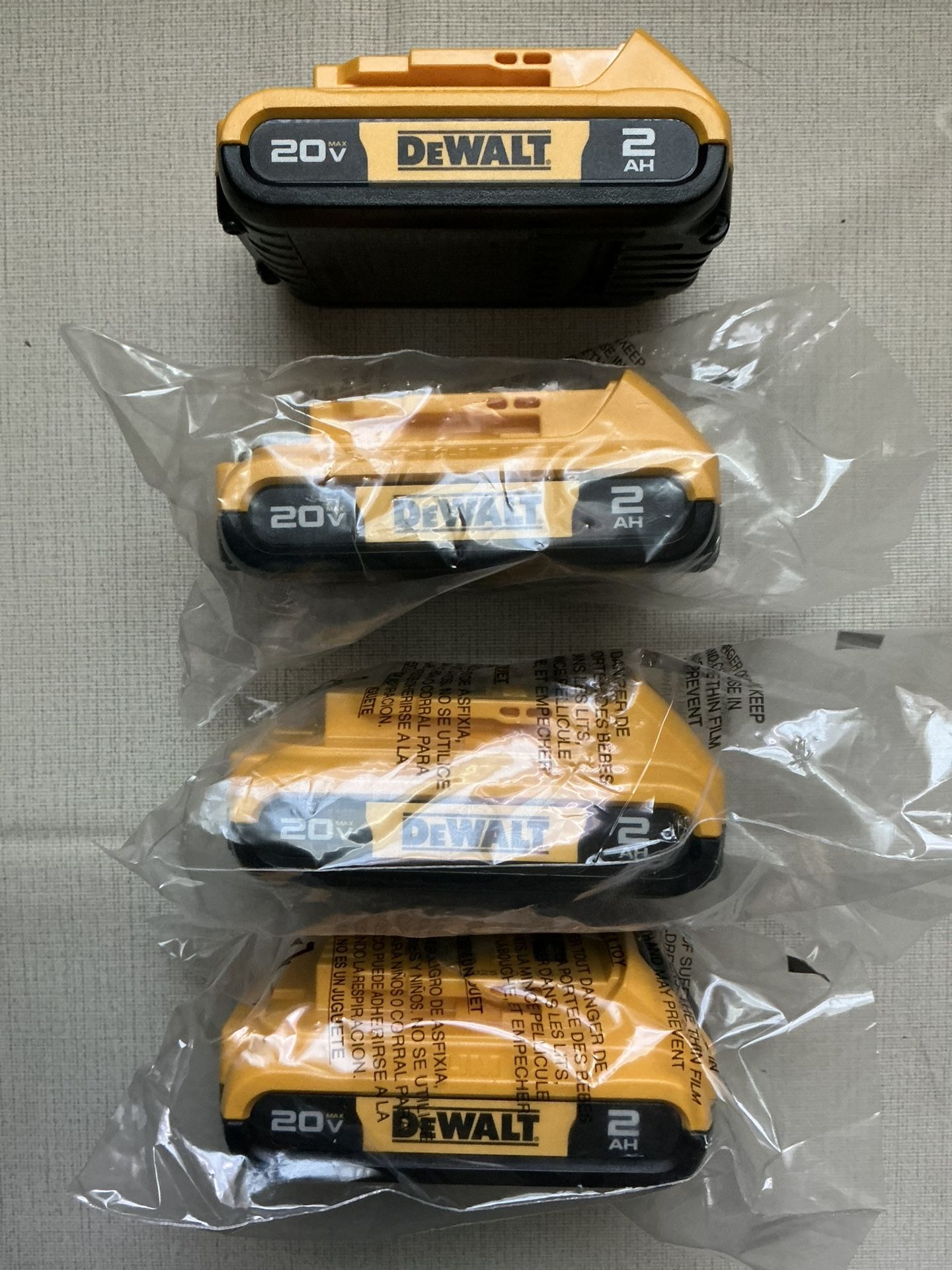 DEWALT. 20V MAX Lithium Ion (4) 2.0Ah Battery.