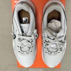 Women’s NEW NIKE LEGEND ESSENTIAL 2pr Sz 7