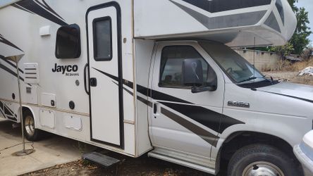 Estate sale! 2019 Jayco, 8347 miles & boats!