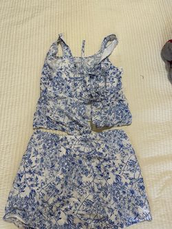 Bolsa con ropa y zapatos