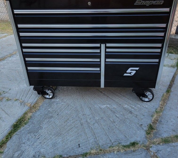 Snap On Tools Toolbox 60" 10-Drawer Double-Bank EPIQ™ Series Roll Cab (Gloss Black)
With 2 Keys