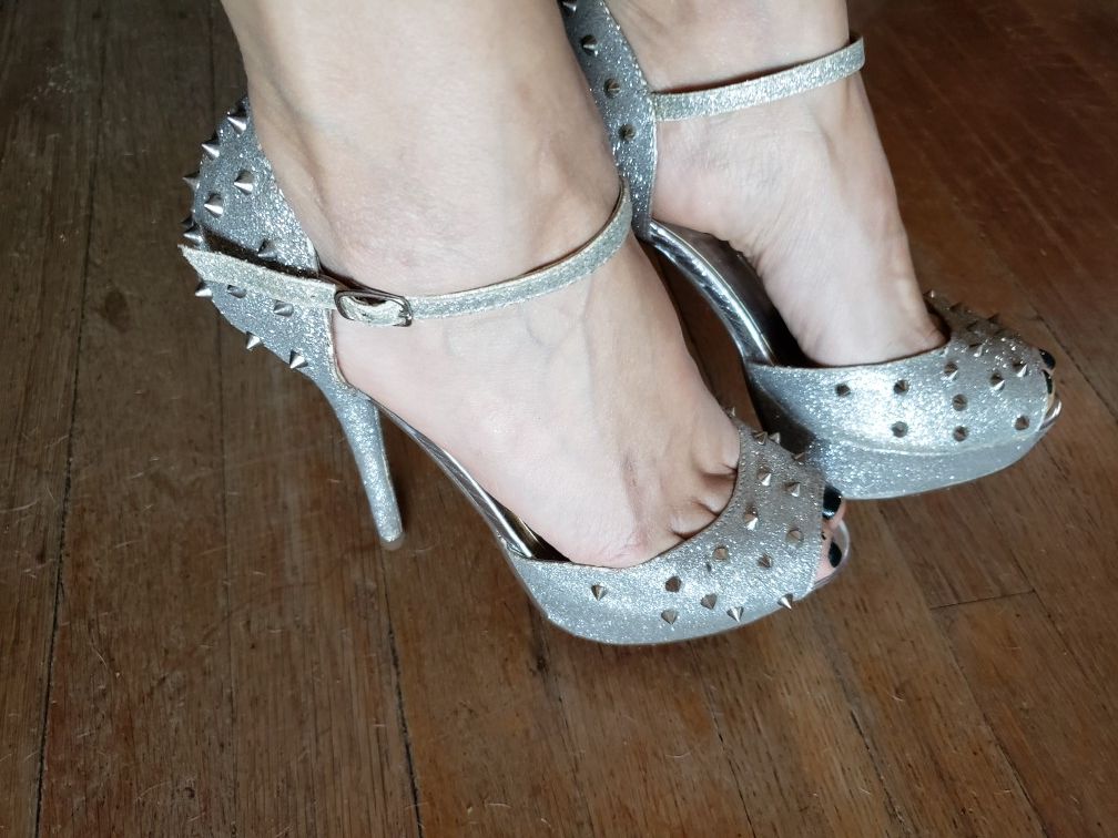 Silver glittery spikes size 8