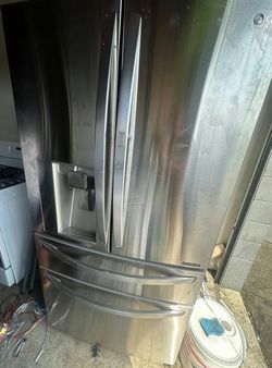 LG Smart French Door Fridge in Fingerprint-Resistant Stainless