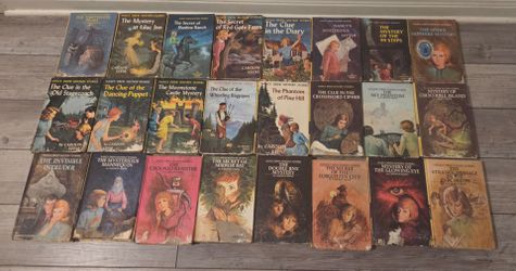 VINTAGE LOT (24) NANCY DREW HARDCOVER BOOKS - CAROLYN KEENE MYSTERY
* Water damage on the bottom of these books  . Please see pictures.  As is asking 