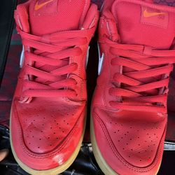 SB DUNK RED SIZE 10 Very Good Condition