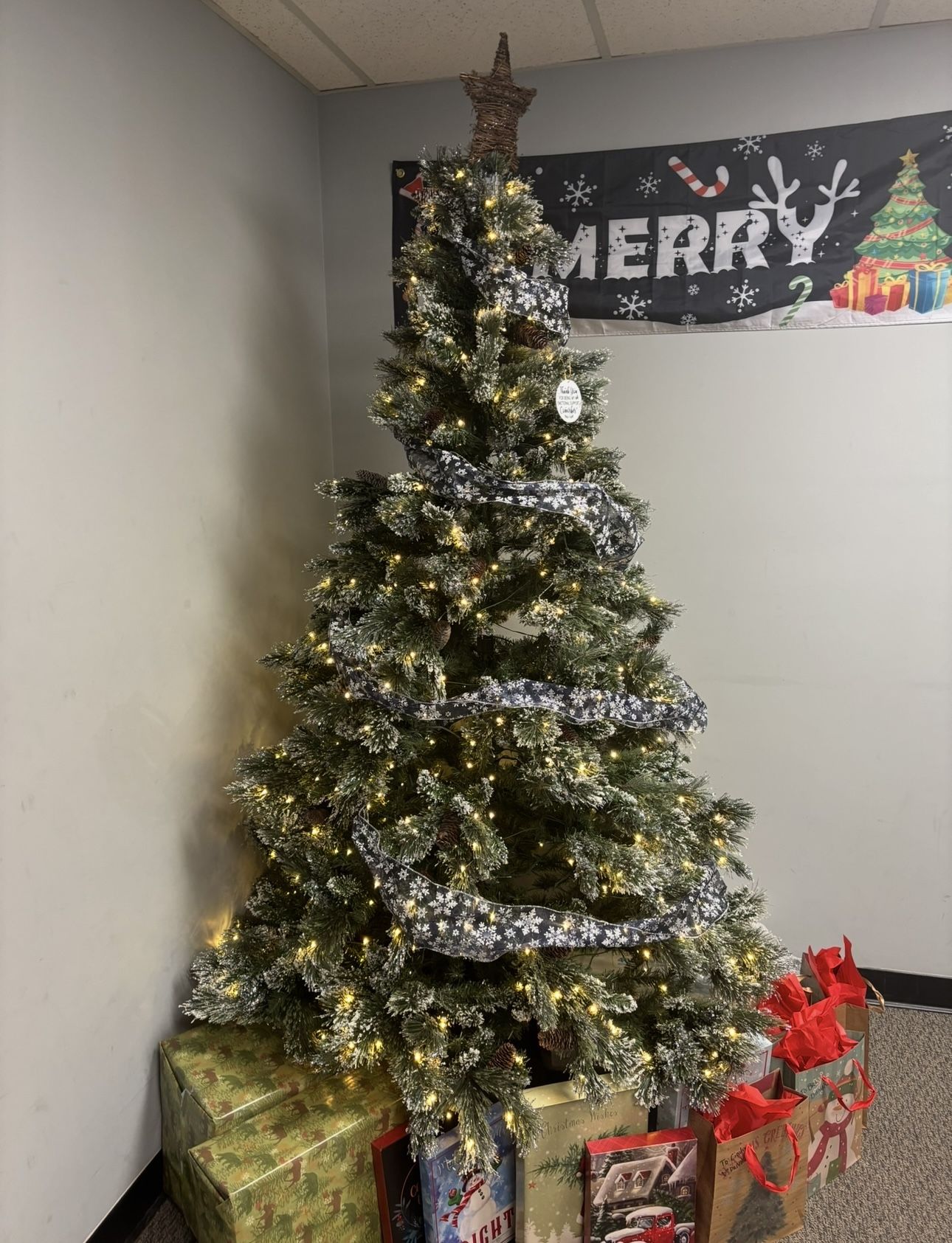 Amelia 7.5’ Pre lit Christmas Tree With Glitter And Pine Cones