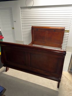 Broyhill Traditional Louis Philippe Style Cherry Sleigh Bed Frame (Full Size)