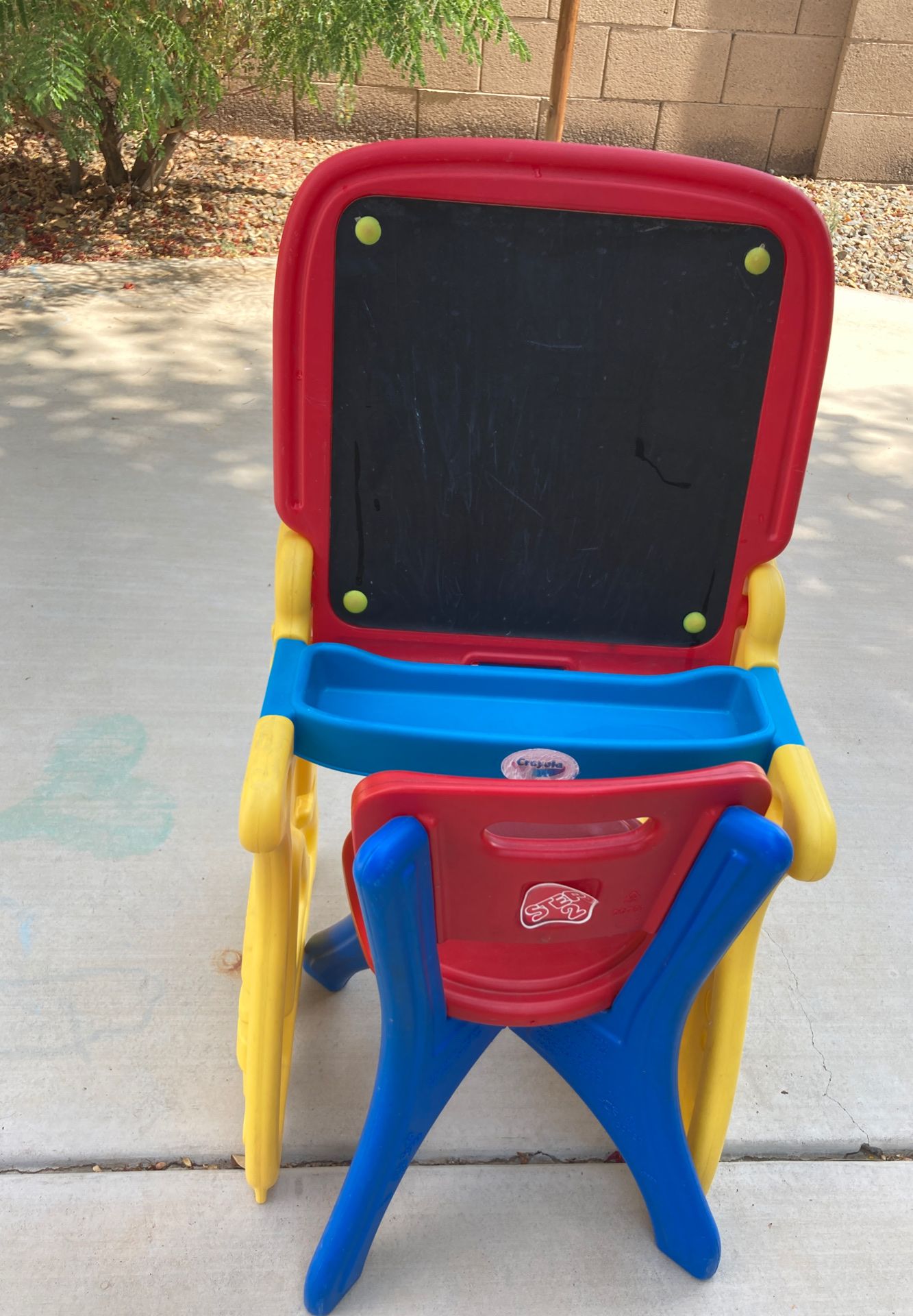 Little desk with chair for toddlers