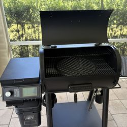 $100 Oklahoma Joe pellet grill DLX 900 w/cover Brand new unit that has never successfully worked since purchase. Selling and building a built-in