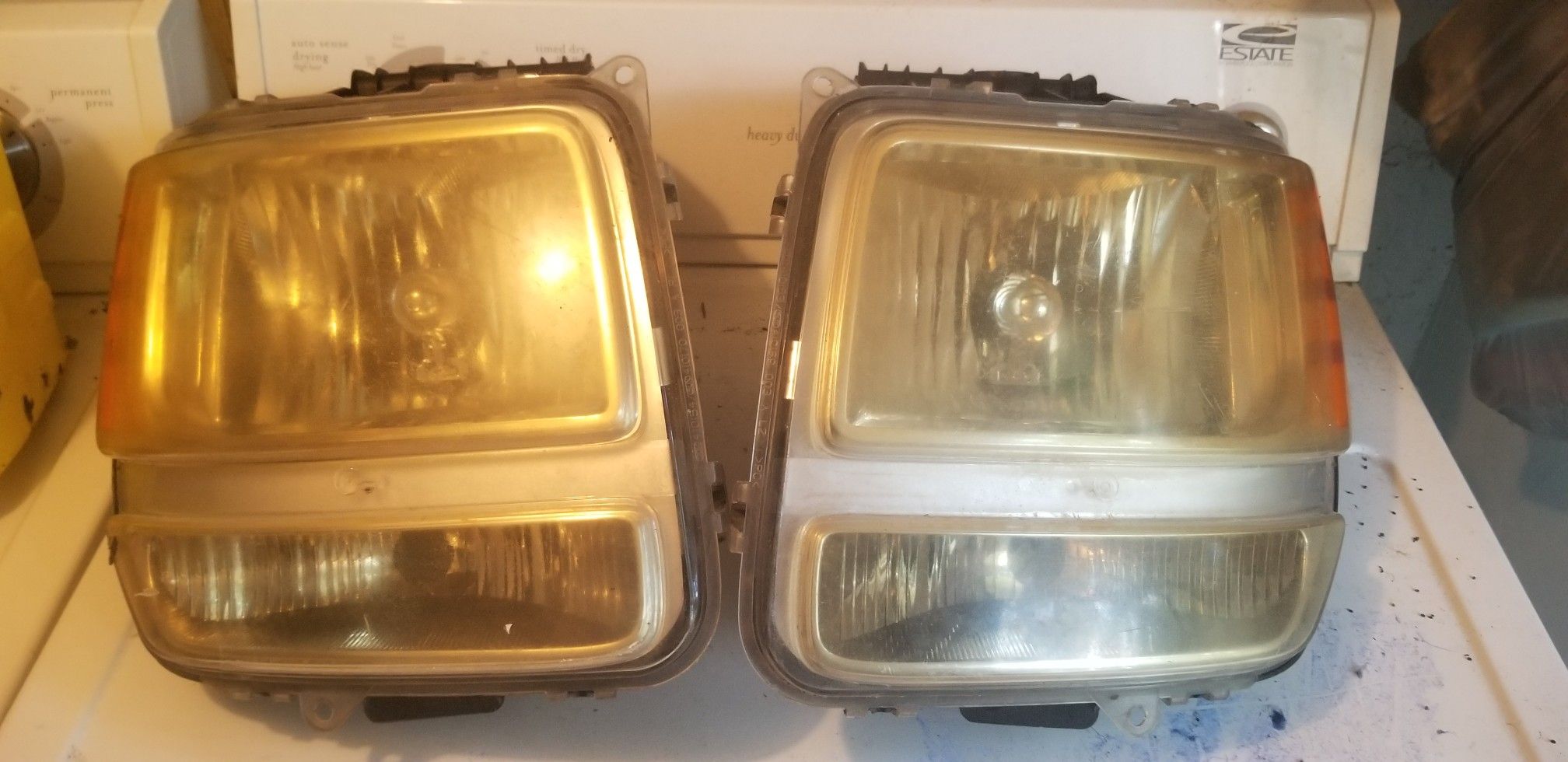 2008 Dodge Nitro Headlight Assembly - Pair (Both Driver and Passenger Sides)