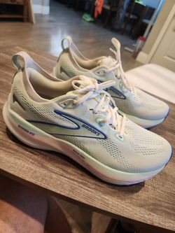 Womens size 11 brooks glycerin 22 GTS running shoes