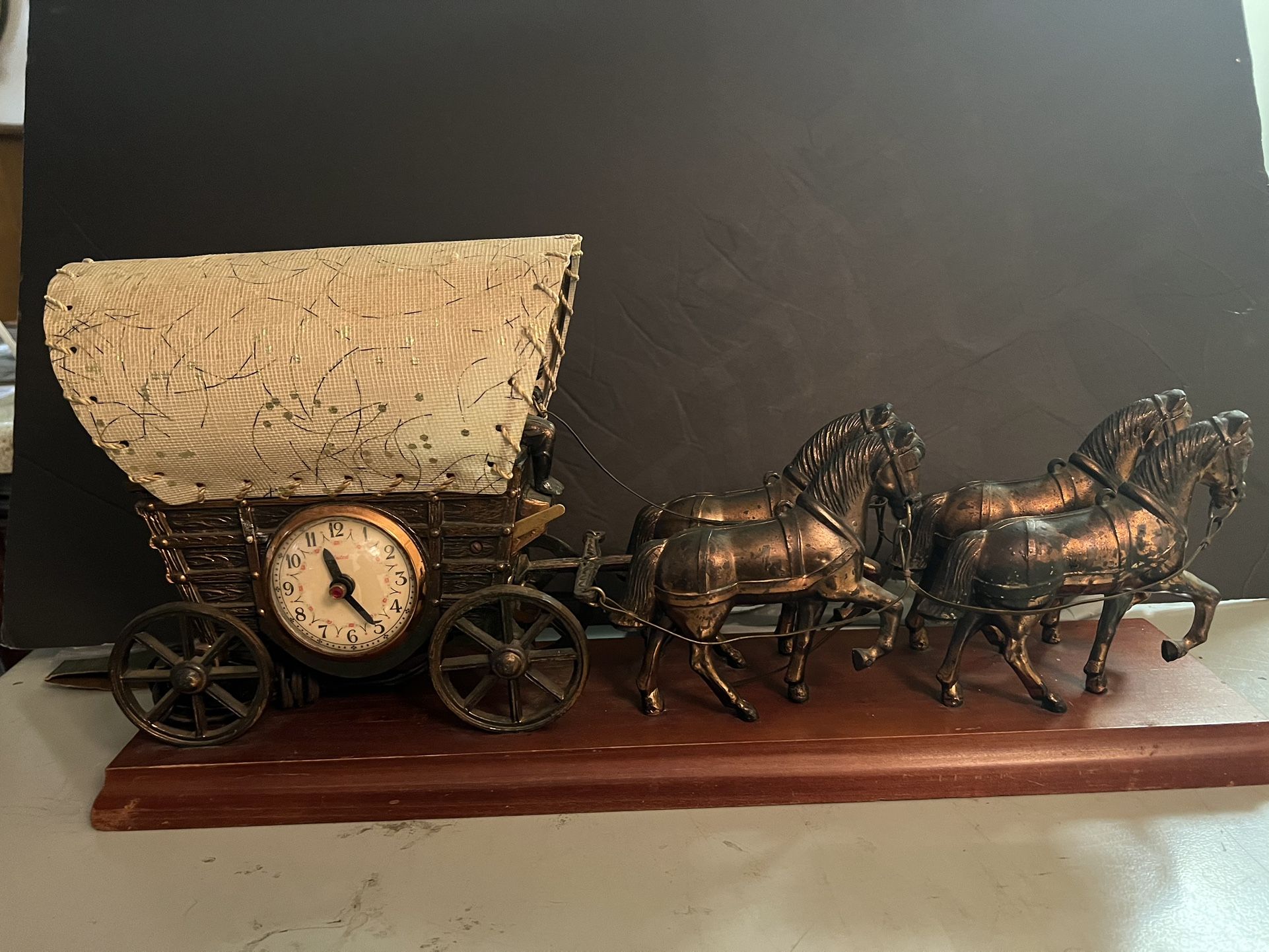 Horses/Covered Wagon/Lamp/Clock