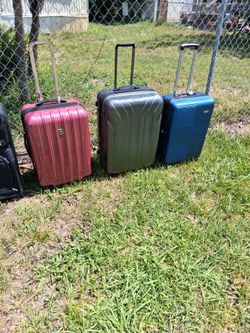 NICE LARGE PULL ALONG LUGGAGE