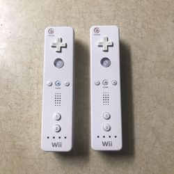 2 Nintendo WII Remotes Controllers
