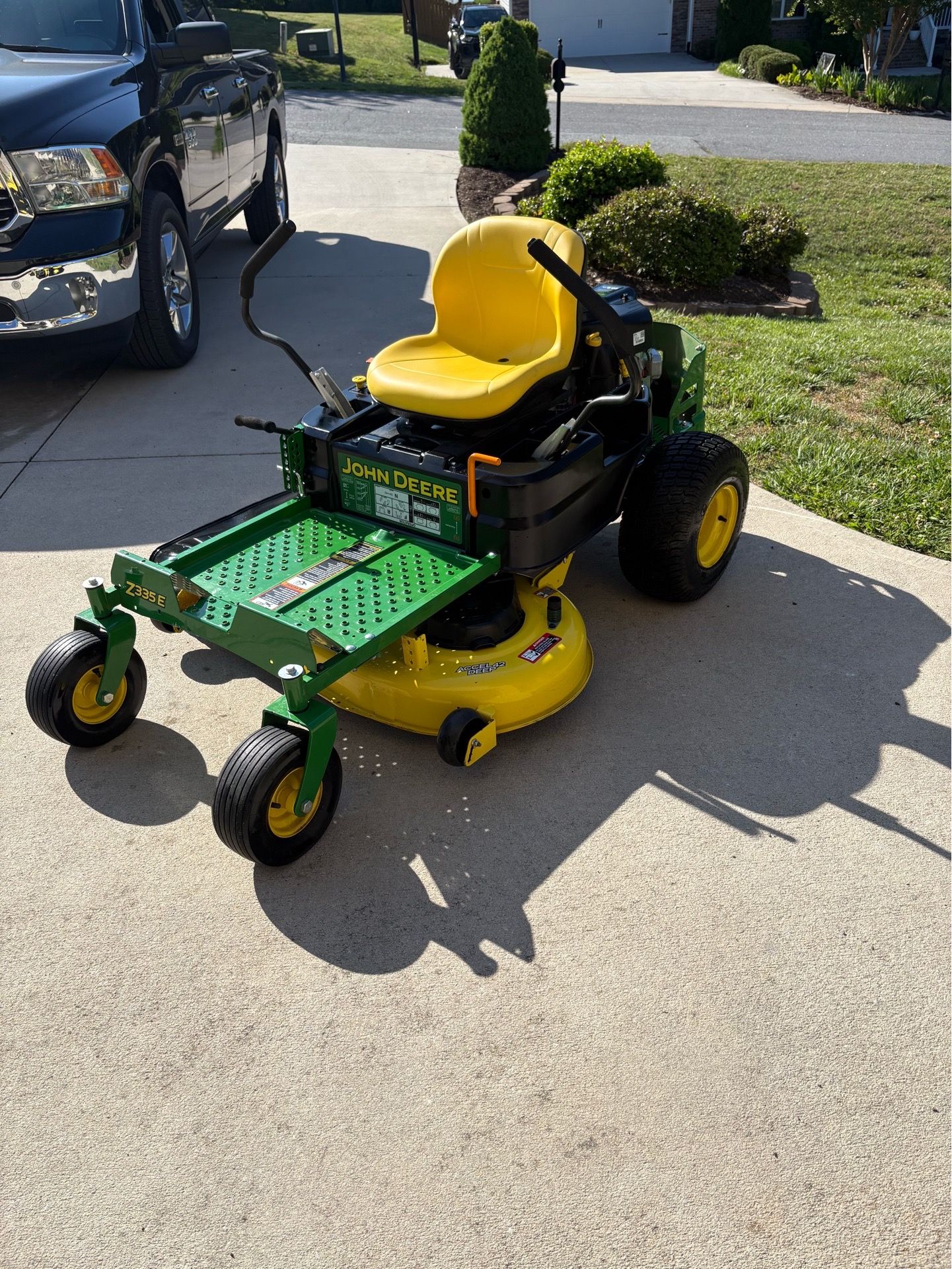🔥 2022 John Deere Z335E Zero Turn – 42” deck 🔥