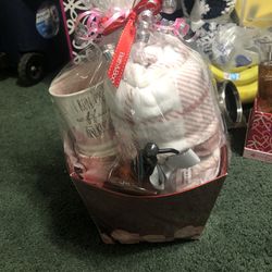 LADIES HOLIDAY GIFT BASKET NEW!