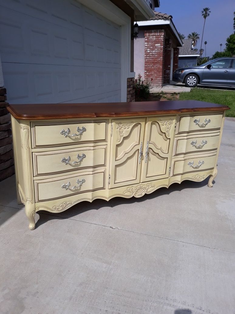 VINTAGE "STANLEY FURNITURE" FRENCH PROVINCIAL DRESSER / CREDENZA / TV STAND (72"W × 19"D × 31"H)