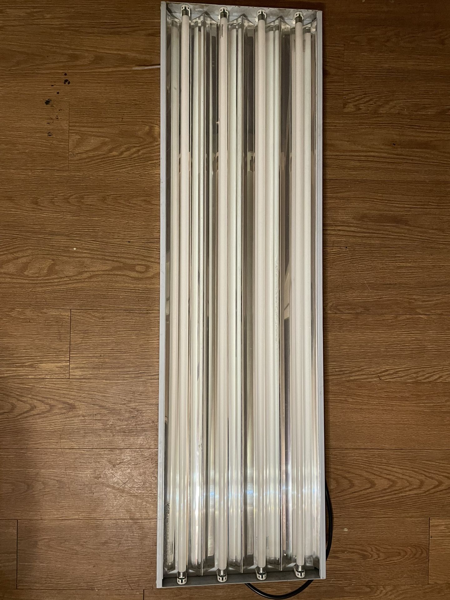 GROW LIGHT WITH NEW BULBS