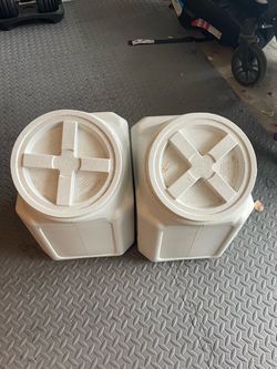 Pet food containers