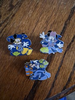 Disney World hidden mickey trading pins