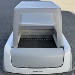 Self-cleaning litter box. PetSafe ScoopFree Crystal Classic