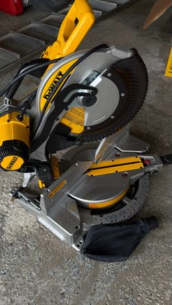 DeWalt Double-Bevel Compound Miter Saw