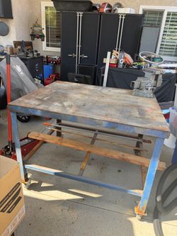 Welding Table with casters . does not come with vise!