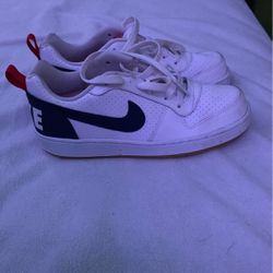 Size 6 Nike Shoes For 10$