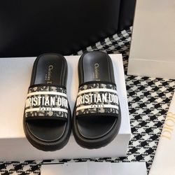 Thick-soled slippers