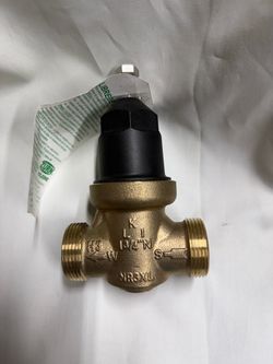 Pressure Reducing Valve Zurn Wilkins - Double Union FNPT Connection 3/4"