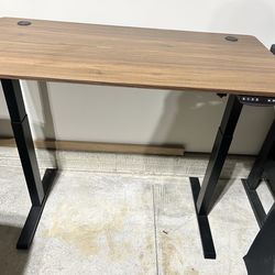 Adjustable standing desk