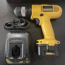 Dewalt 3/8 in Cordless Drill/Driver DW927 Comes w/OEM Battery And Battery Charger