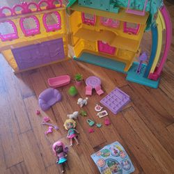 Doll House With Accessories 