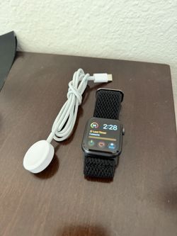 Apple Watch Series 6 – 40mm (Space Gray, GPS + Charger)