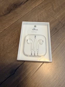 Apple EarPods (MD827LL/A) with Remote and Microphone - White