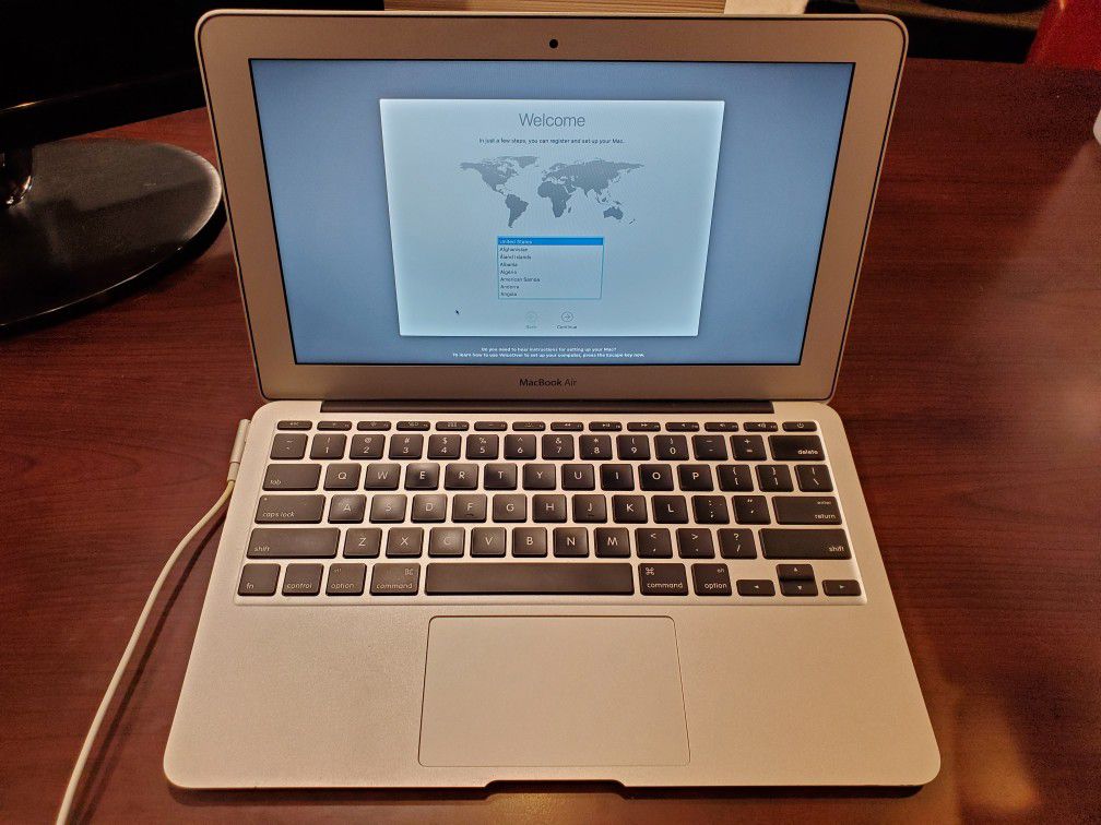 Apple MacBook Air MC969LL/A 11.6" Laptop (mid-2011) 4GB ram 128GB SSD