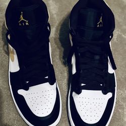 Air Jordan 1 Mid “Black University Gold” Size 11