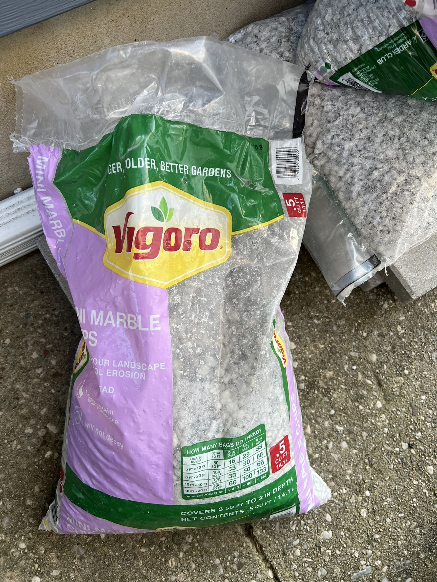 Vigoro 0.5 cu. ft. Bagged Marble Chip Landscape Rock (4 bags)