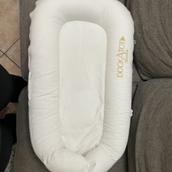 Dockatot Deluxe Lounger With White Cover 